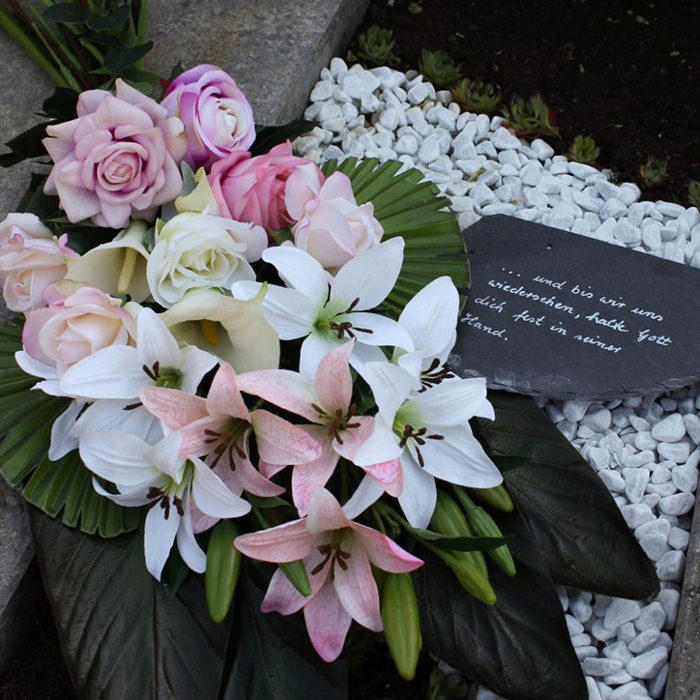Trauer, Beerdigung und künstliche Blumen – ein Tabuthema?